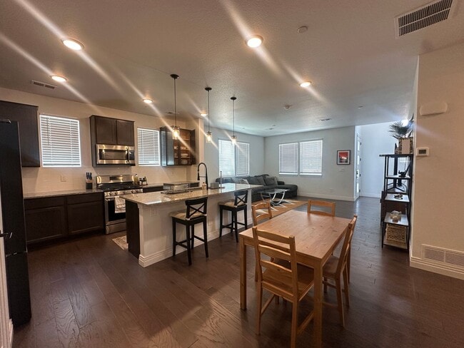 Building Photo - End unit FURNISHED Townhouse in Victory Ridge