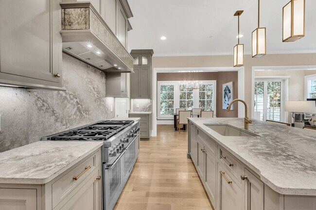 Building Photo - Franklin Gem Walking Distance to Downtown!