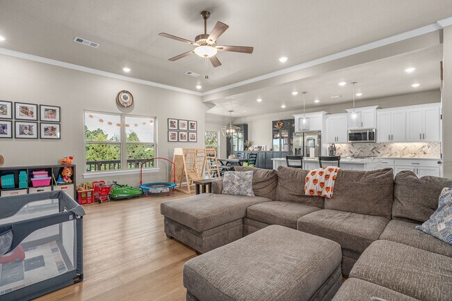 Building Photo - Modern Living: Spacious 5 Bed, 2 Bath Home...