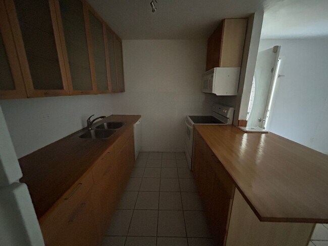 Building Photo - Walk to Campus from your Downstairs Flat