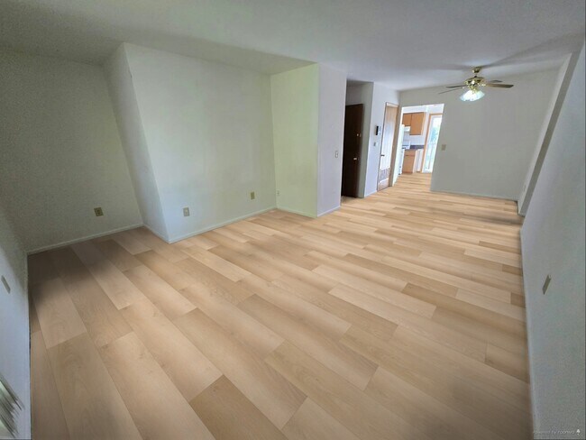 Building Photo - 460 Echo Ln