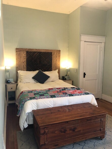 Master Bedroom &amp; closet - 1819 Deerwood Ave