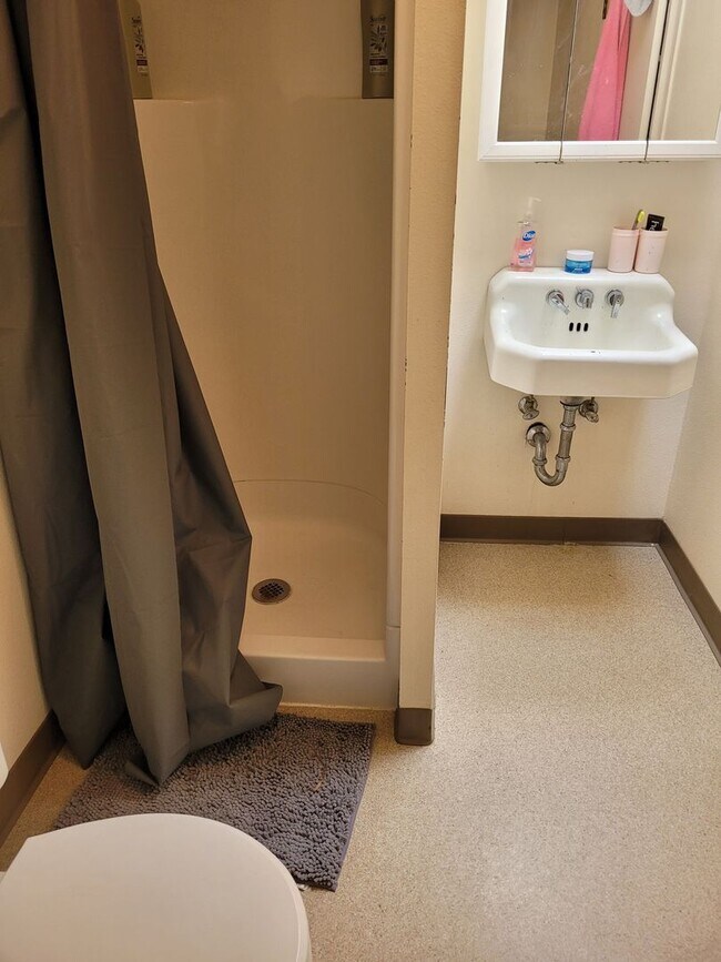 Building Photo - Lewis & Clark Graduate/Law Students ONLY