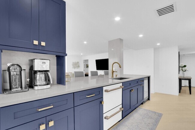 Building Photo - 5380 N Ocean Dr