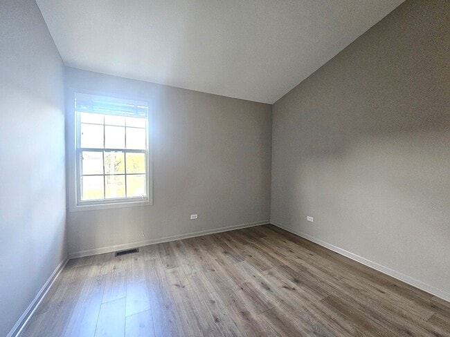 Building Photo - 475 Bridle Trail