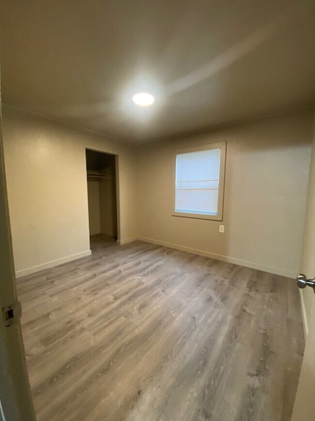 Building Photo - Freshly Updated Single Level One Bedroom Apartment With All Utilities Included!