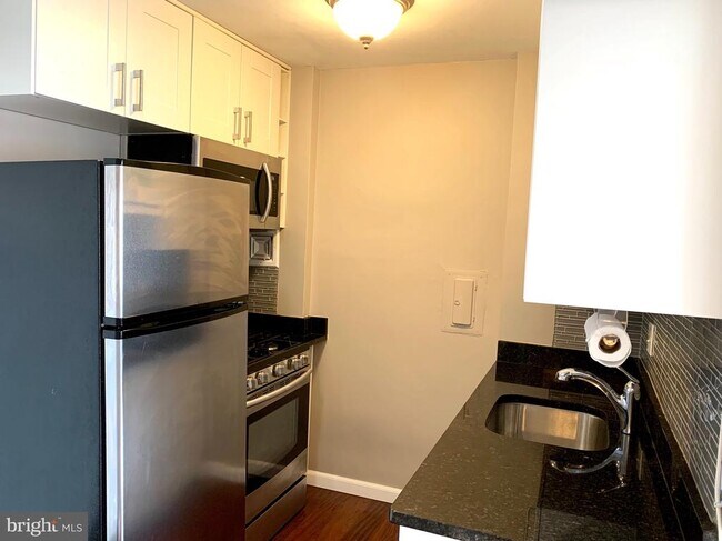 Building Photo - 922 24th St NW