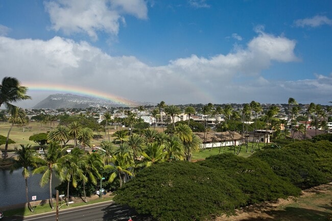 Building Photo - 3 bed, 2 bath, 1 parking in Waikiki with D...