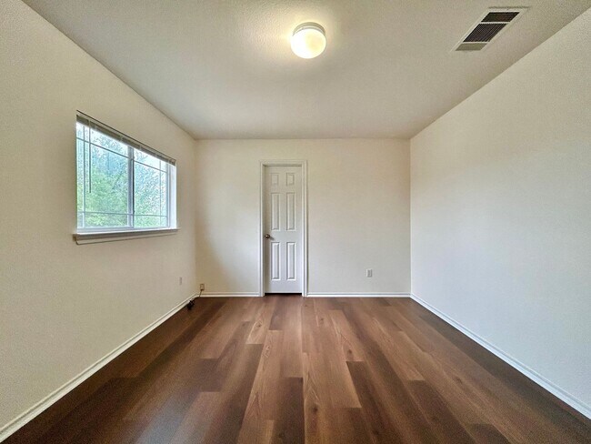 Building Photo - 102 Adamae Ln