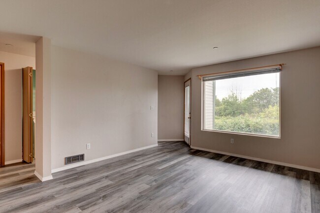 Building Photo - Three bedroom Two bath Condo at Point of V...