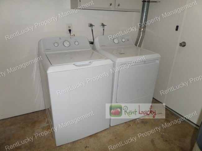 Building Photo - Freshly Updated 3-Bedroom Duplex w/Attache...