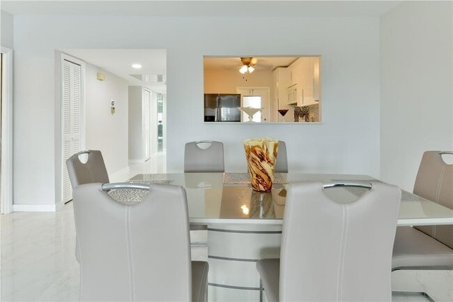 Building Photo - 2751 N Palm Aire Dr