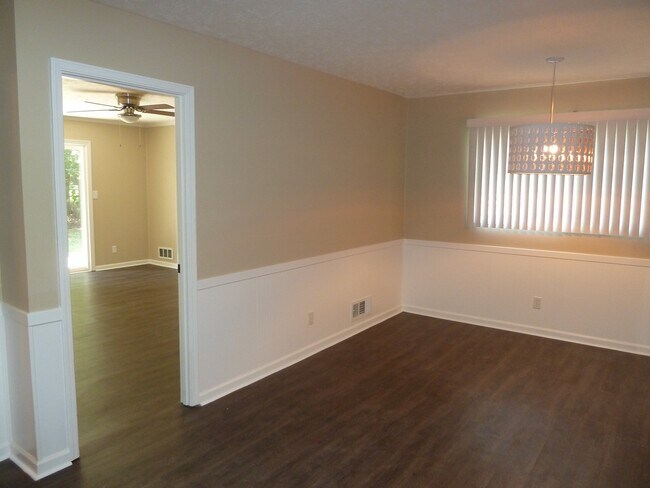 Building Photo - 3 Bed / 2.5 Bath with 2300 Square Feet!! A...