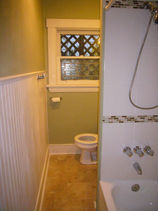 bathroom - 557 Clemesha Ave