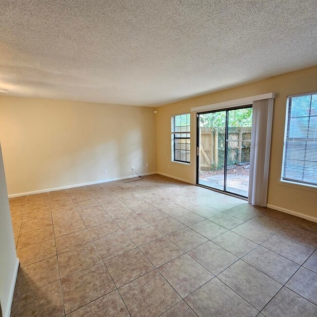 Building Photo - 3701 Donovan Dr
