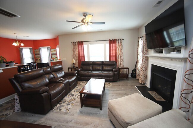 Building Photo - 709 Lone Pine Loop