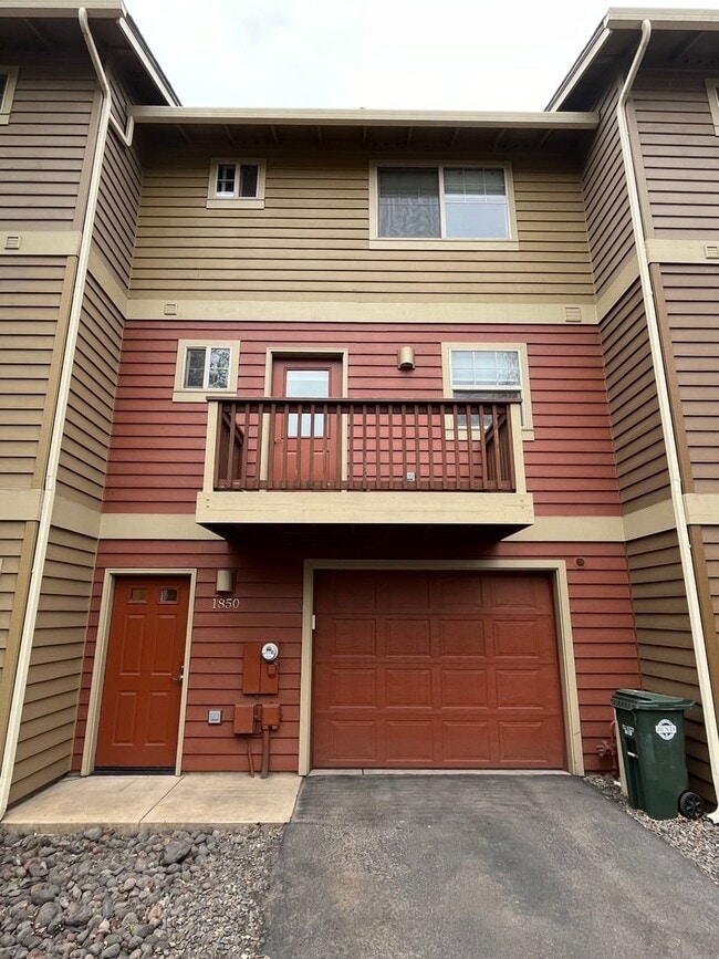Building Photo - Beautiful 2 Bed/2.5 Bath Townhome on Bend's Westside - Shevlin Park Road