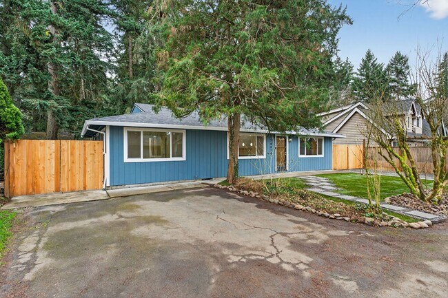 Building Photo - Updated 4BD Lake Oswego Home - Prime Location