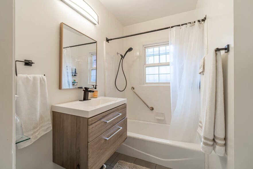 Building Photo - 622 Manor Dr