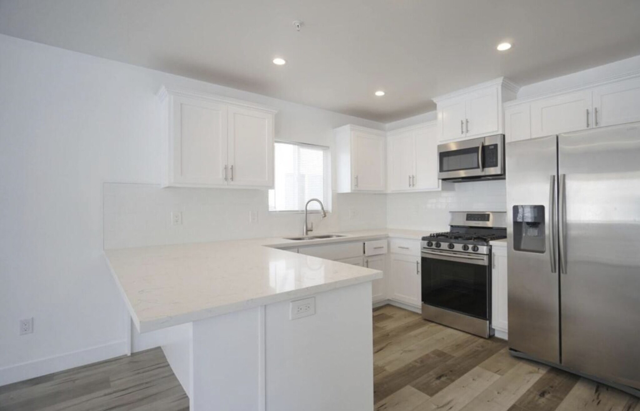 Building Photo - 1121 W 39th Pl