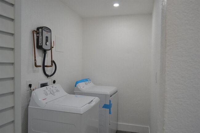 Building Photo - 940 NW 8th Ave