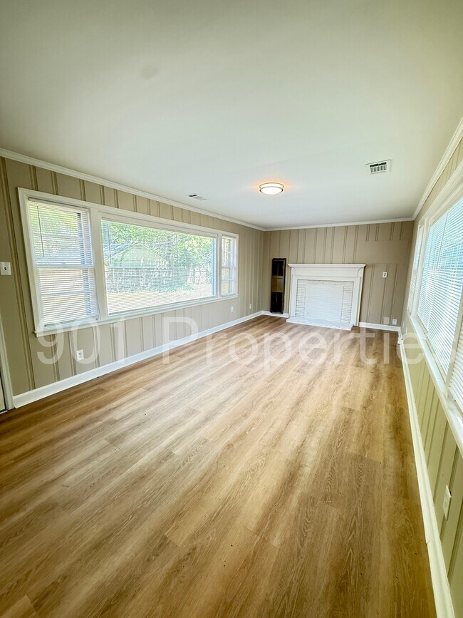 Building Photo - 814 Colonial Rd