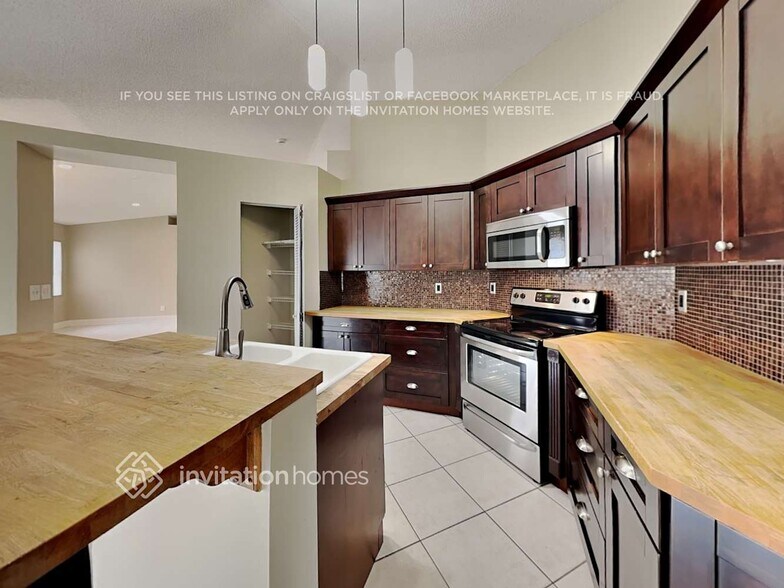 Building Photo - 7333 NW 1st Manor