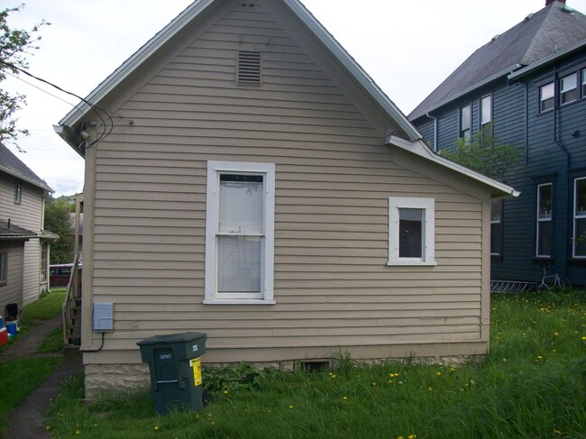 Building Photo - Centrally located 2 bedroom, 1 bathroom home!