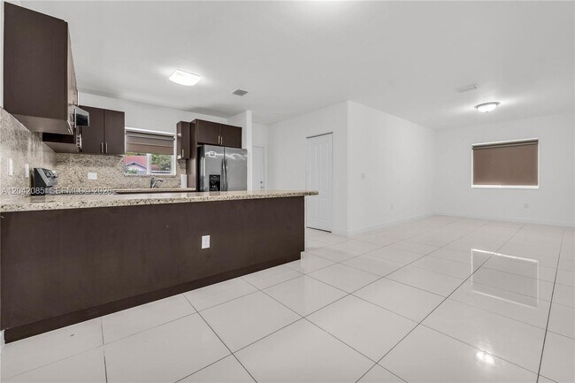 Building Photo - 1029 SW 11th Ave