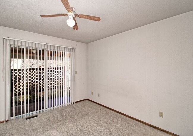 Building Photo - 2 Bed 1 Bath Apartment in Well Maintained Neighborhood!