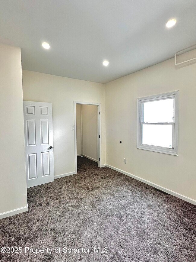 Building Photo - 266 Rutter Ave