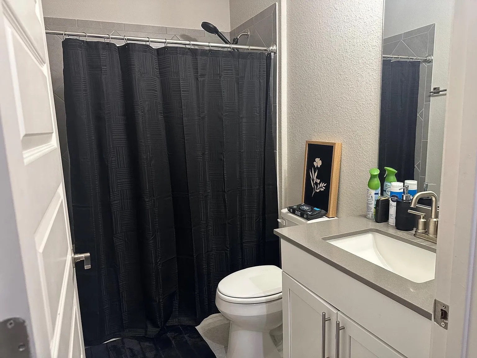 Building Photo - Room in House on Purple Heart Dr
