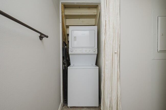 Building Photo - 2645 Southbury Cir
