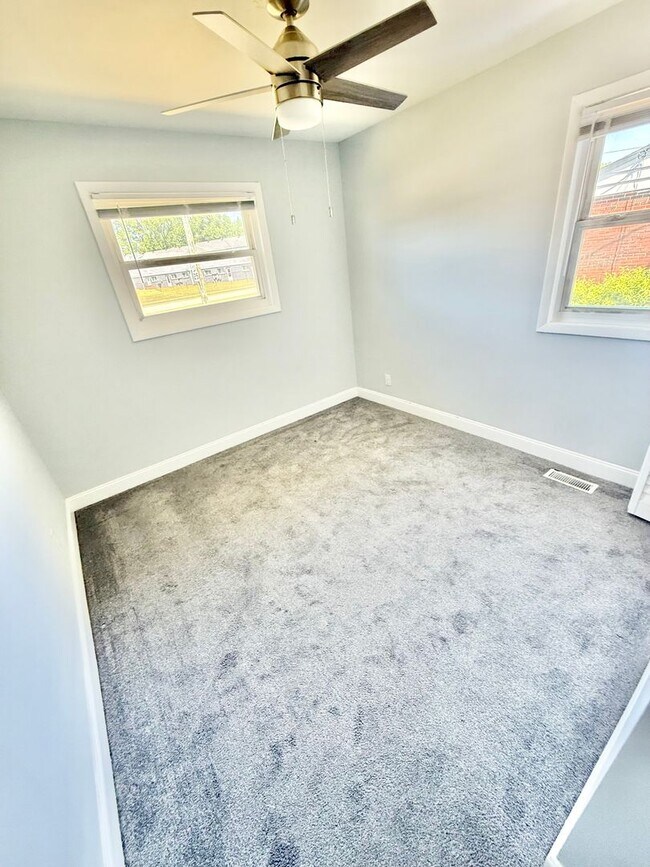 Building Photo - ***3 Bed Ranch with off-street parking and large yard!