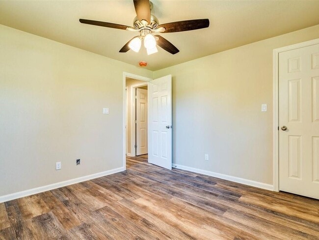Building Photo - 18418 Lakeland Dr