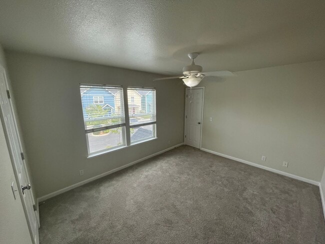Building Photo - Updated 3 Bed 2 Bath Townhome Located at H...