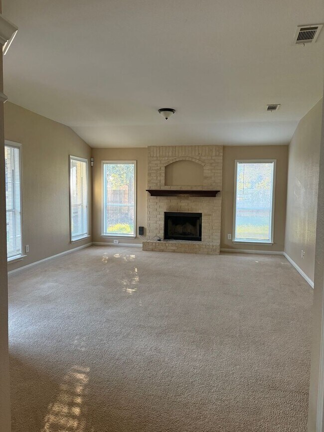 Building Photo - AVAILABLE NOW!