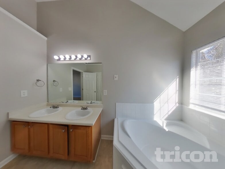 Building Photo - 636 Christina Pl