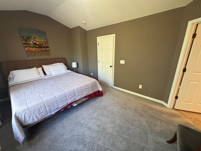 Building Photo - Room in Townhome on Linden Park Ln