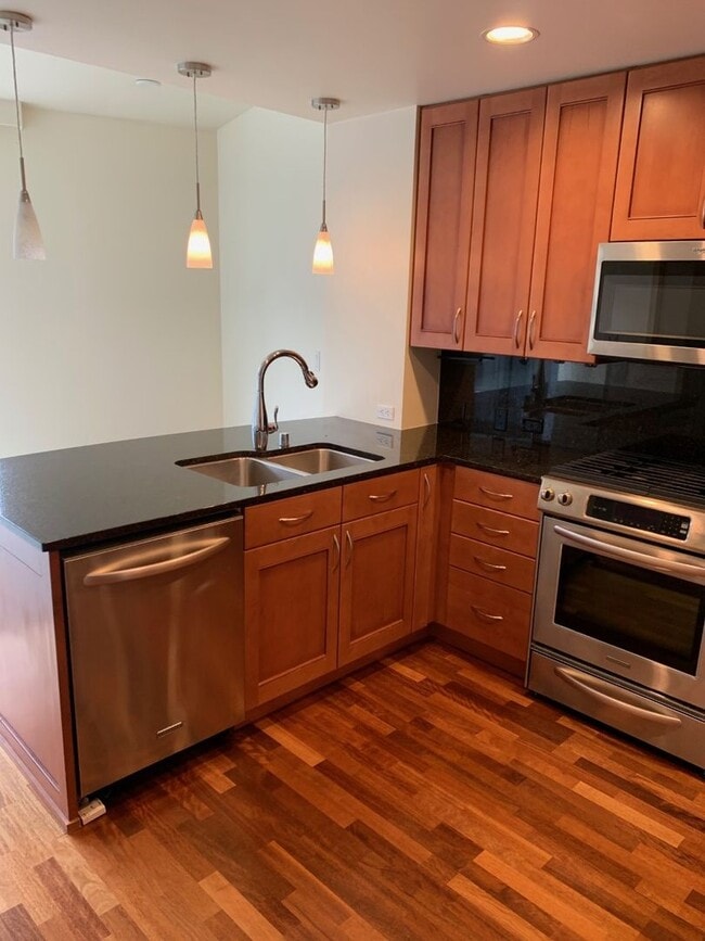 Building Photo - Bellevue Washington Square. One bed, One full bath. 1 Reserved parking. 17th floor. Concierge