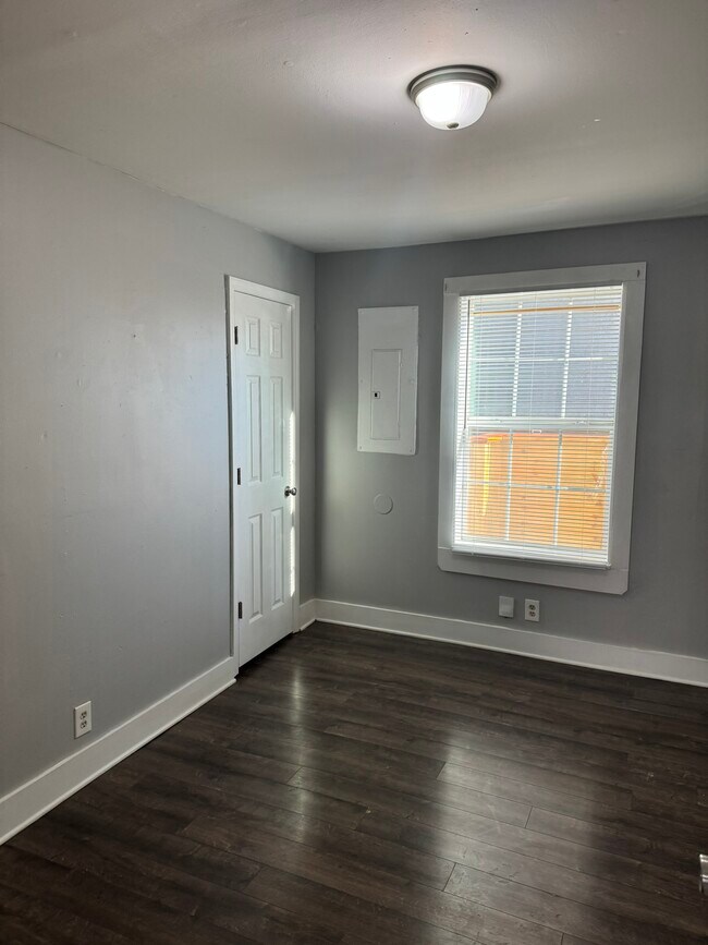 Building Photo - 1609 17th Ave N