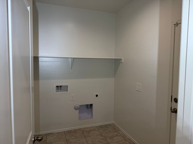 Building Photo - 9427 E Alfalfa Dr