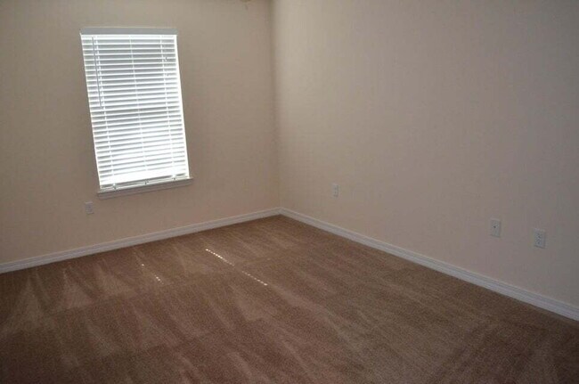 Building Photo - "Charming 3-Bed home with 2.5 Baths in the...