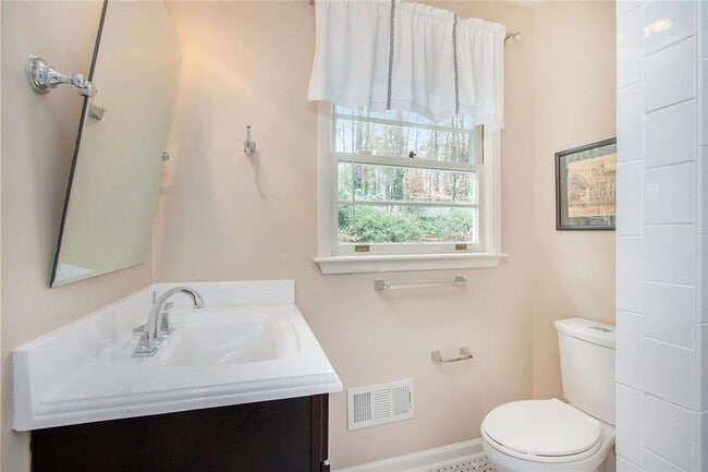 Building Photo - 3873 Land O Lakes Dr NE