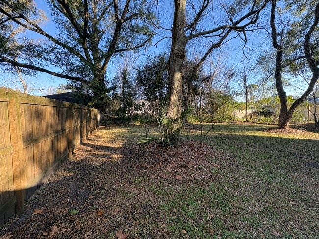 Building Photo - Charming 2-Bedroom, 1-Bath Home with Hardwood Floors & Cozy Enclosed Porch