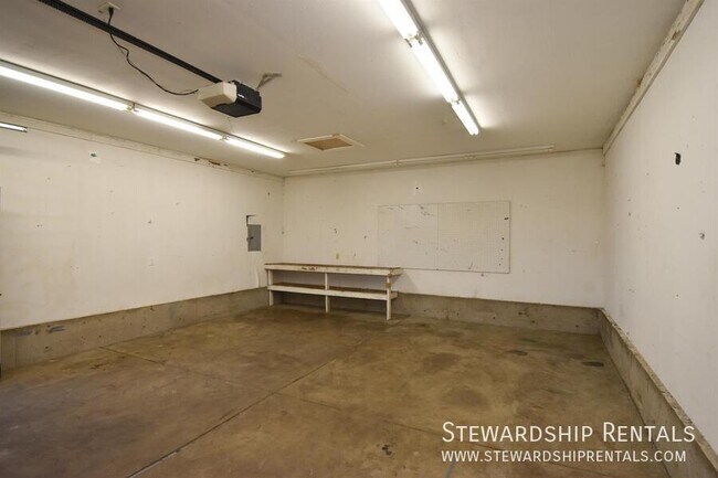 Building Photo - 195 N 9th St