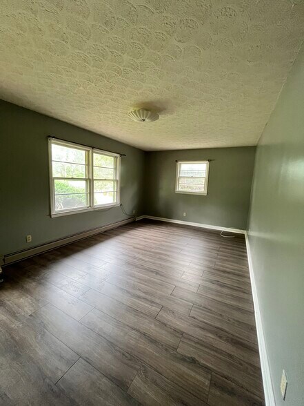Living room - 1600 New Eastwood Cir