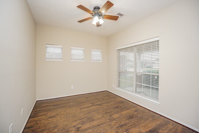 Building Photo - 1323 Colonial Manor Dr