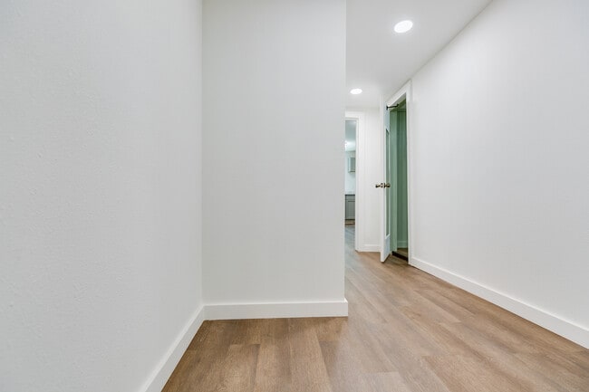 Building Photo - 512 E 18th St