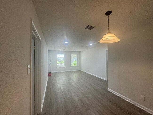 Building Photo - 4914 Enyart St